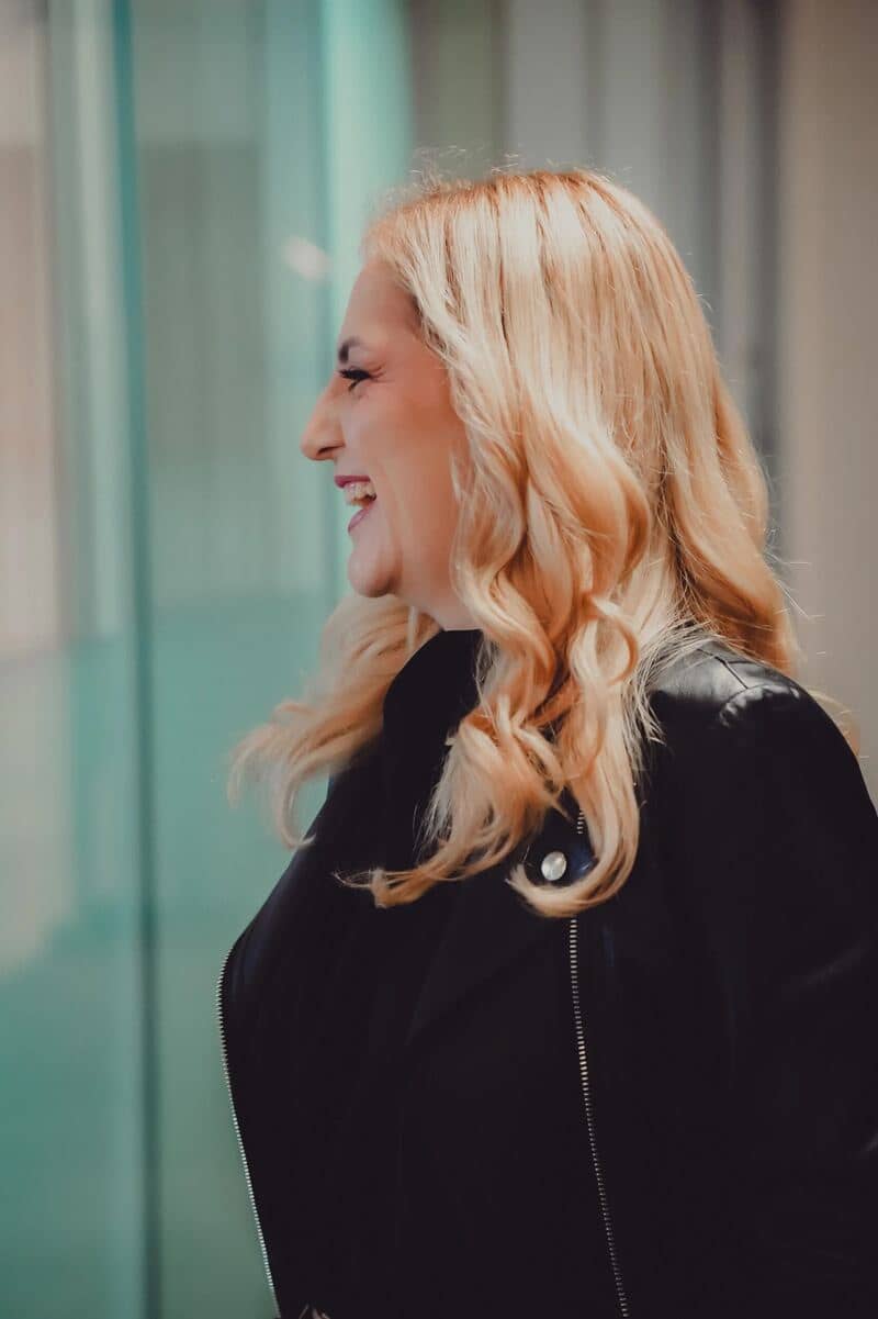Paty Ivo sorrindo